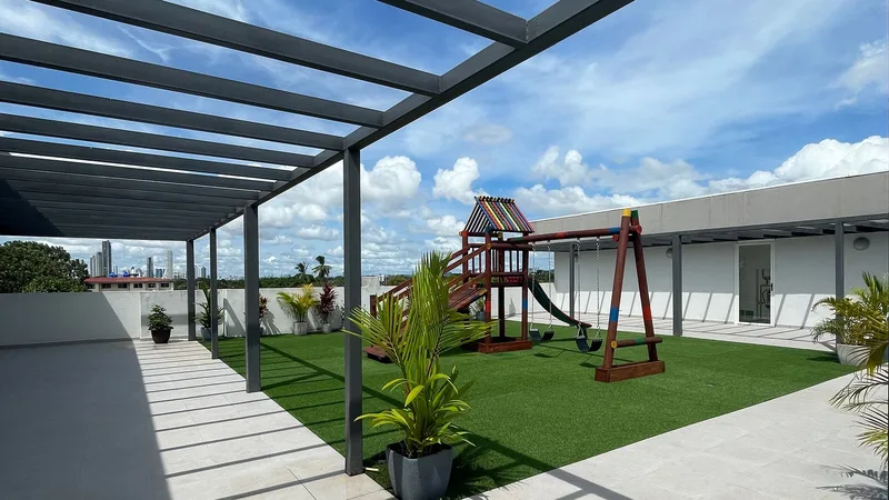 Terraza de Acacias Garden II con pérgola, área de juegos infantiles y zona de BBQ