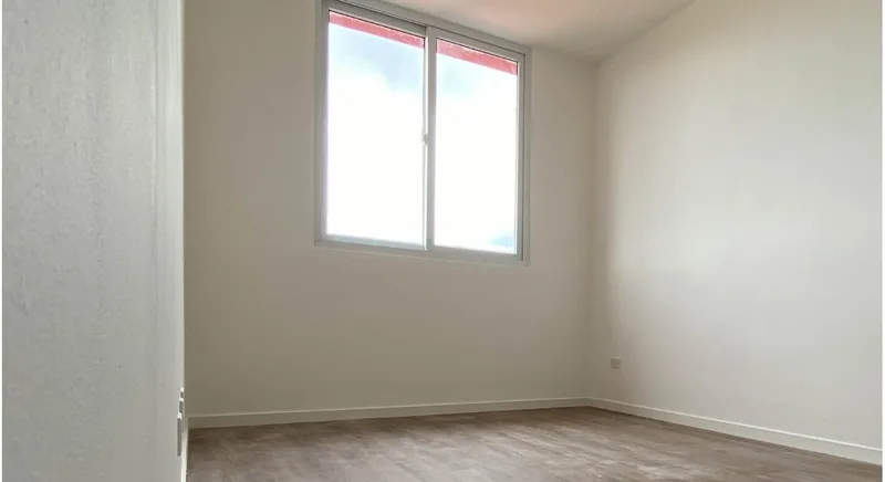 Habitación entregada de un apartamento en Acacias Garden III, con piso tipo madera y ventana amplia