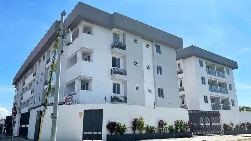 Fachada de dos torres de Acacias Versalles con el letrero del apartamento modelo
