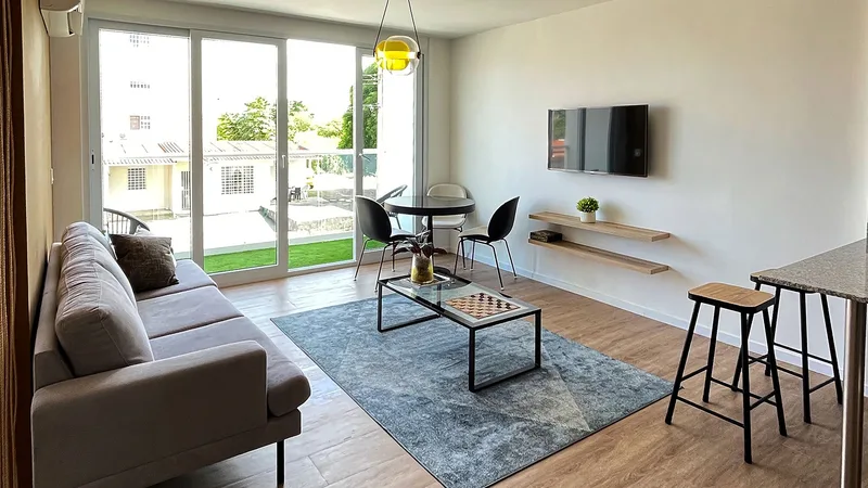 Sala-comedor del apartamento modelo de Acacias Versalles con salida al balcón