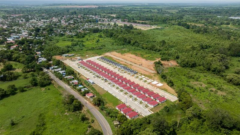 Vista aérea de la urbanización Alamedas de Pacora rodeada de áreas verdes, junto al poblado de Pacora