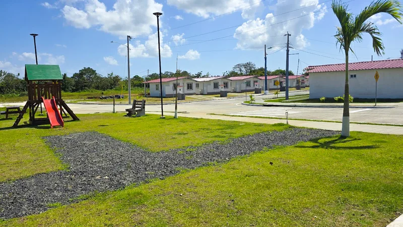 Calle interna con viviendas entregadas y parque infantil en Alamedas de Pacora