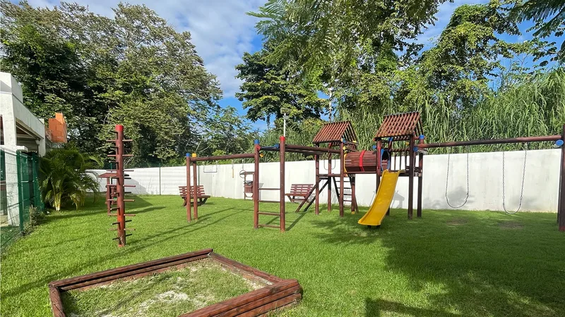 Parque infantil con juegos de madera y arenero dentro de PH Las Lajas
