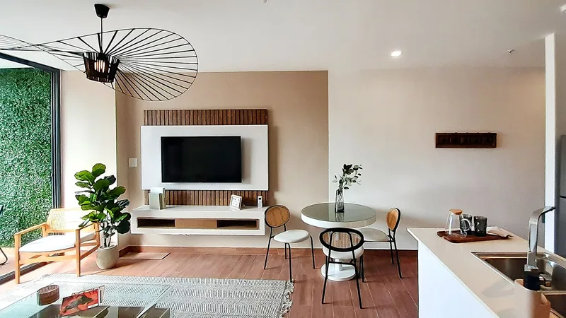 Sala comedor con cocina abierta e iluminación natural en un apartamento de Sky Swiss
