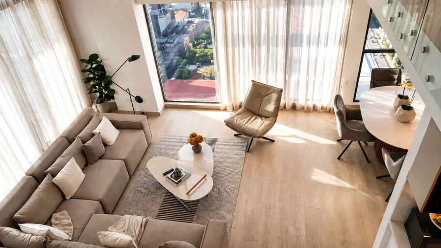 Sala del loft con ventanales