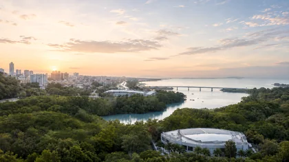 Vista al atardecer sobre la bahía